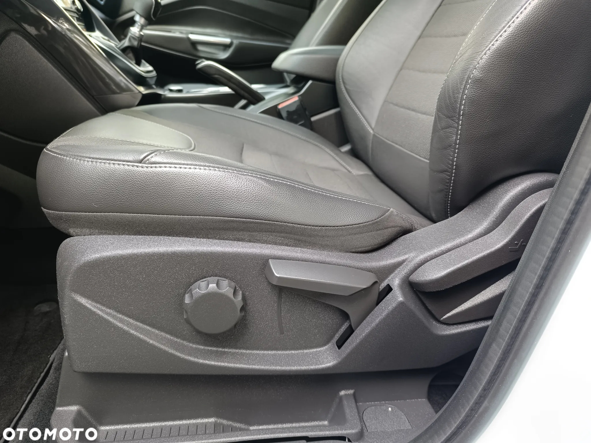 Ford Kuga 2.0 TDCi 2x4 Titanium - 26