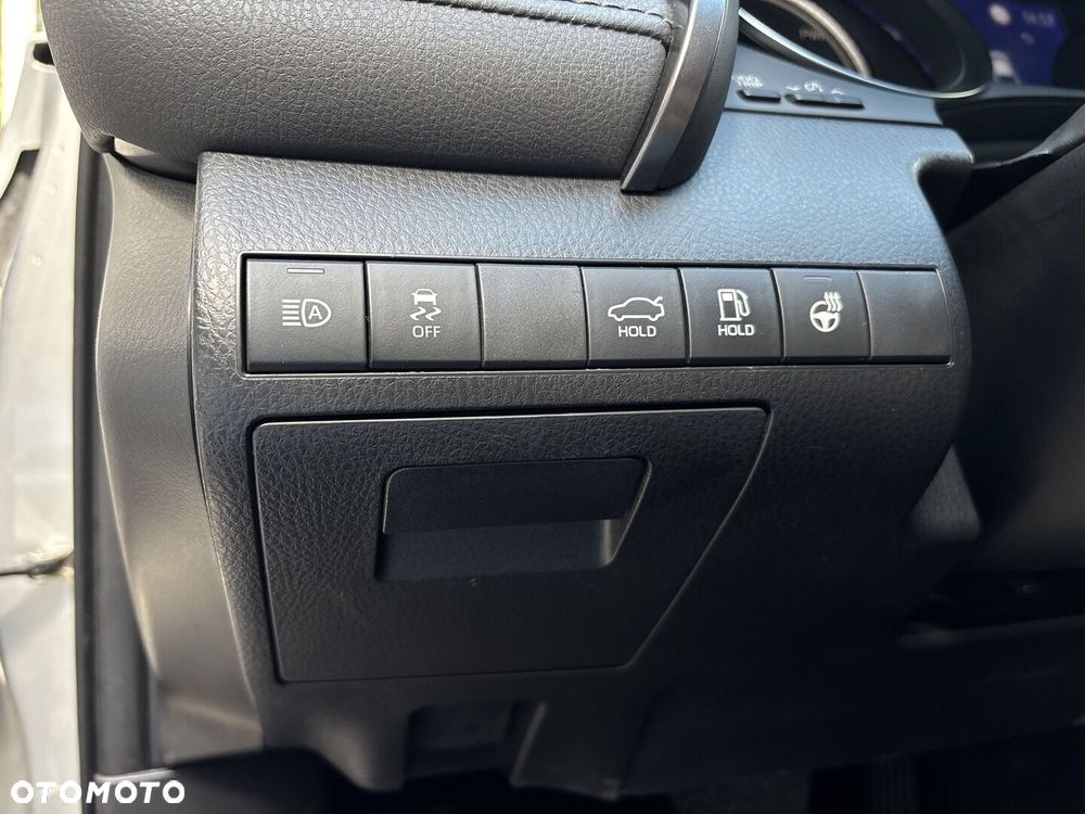 Toyota Camry 2.5 Hybrid Executive CVT - 21