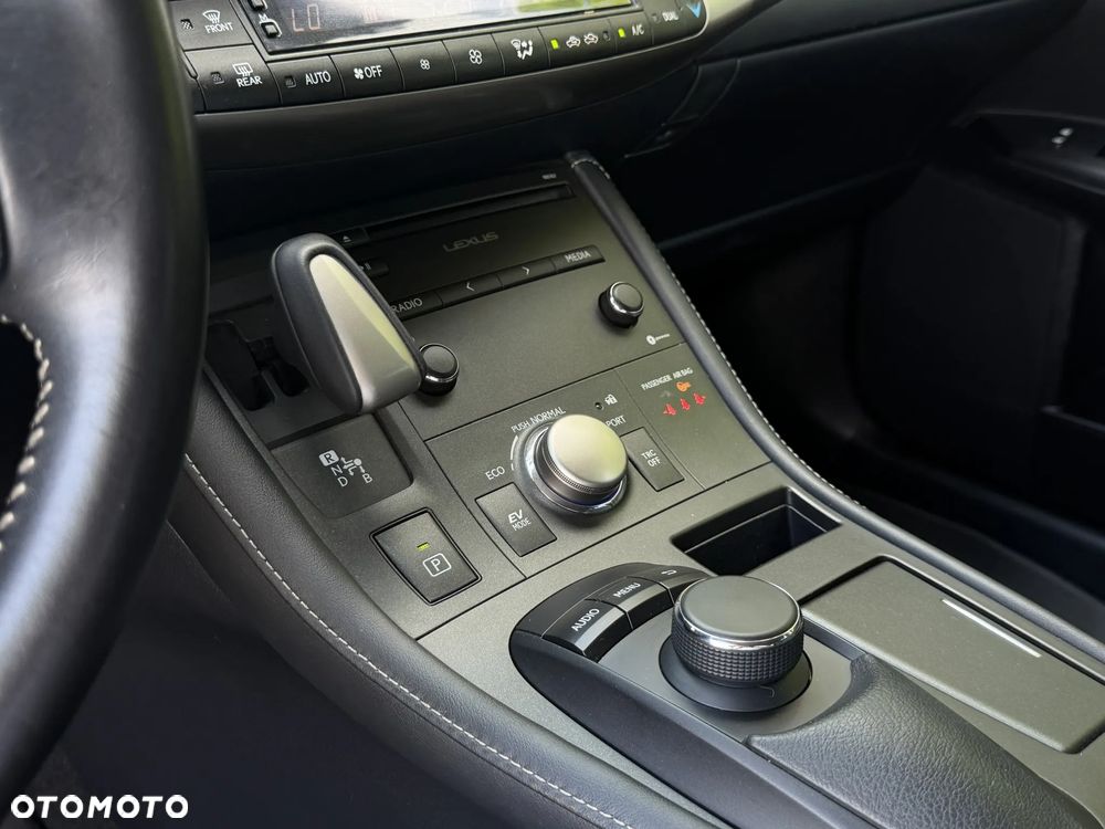 Lexus CT 200h Elite - 11
