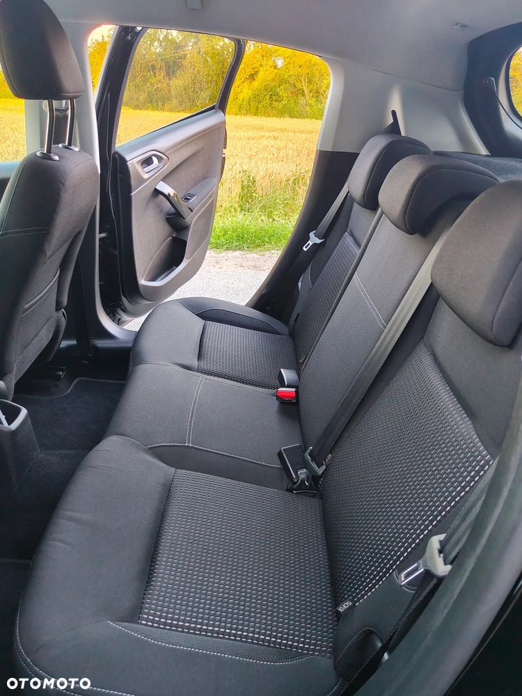 Peugeot 208 - 17