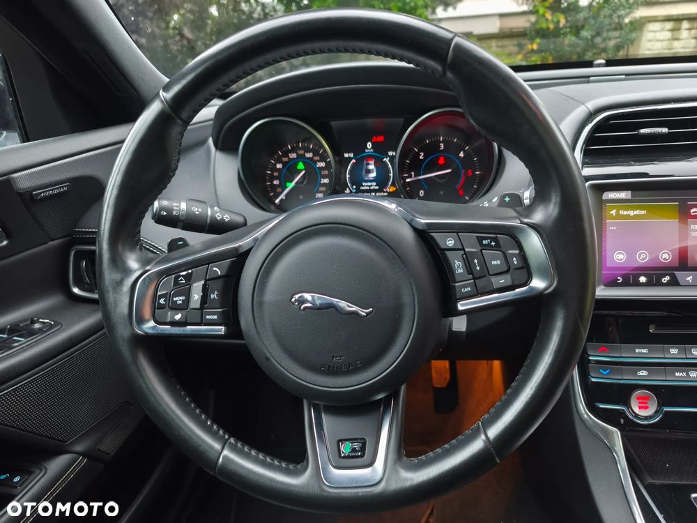 Jaguar XE 2.0 D AWD R-Sport - 33