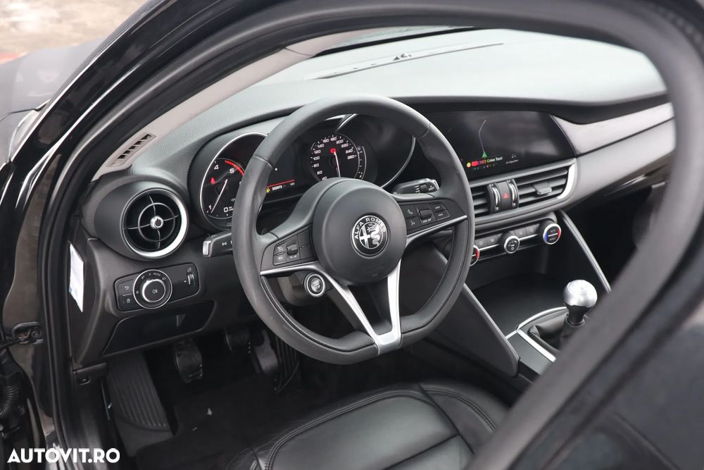 Alfa Romeo Giulia 2.2 - 8