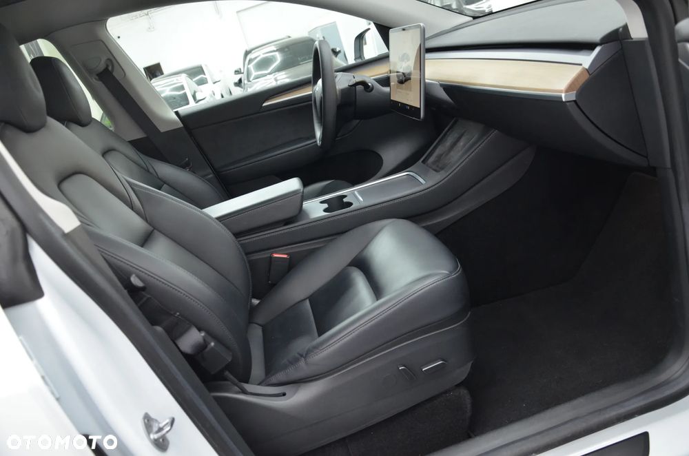 Tesla Model Y Long Range AWD - 14