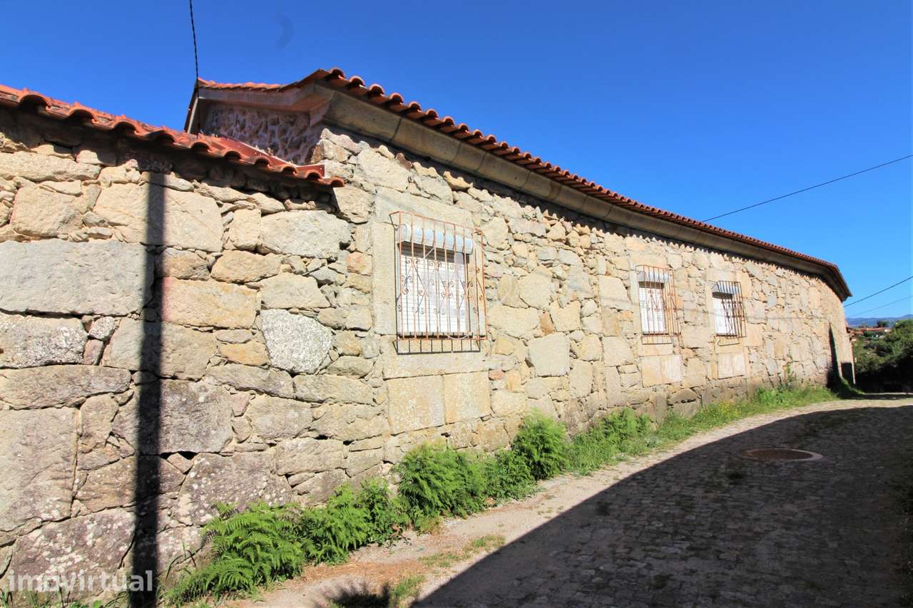 Casa do Sec XVII com capela, parcialmente recuperada. Aguiã, Arcos de - Grande imagem: 5/32