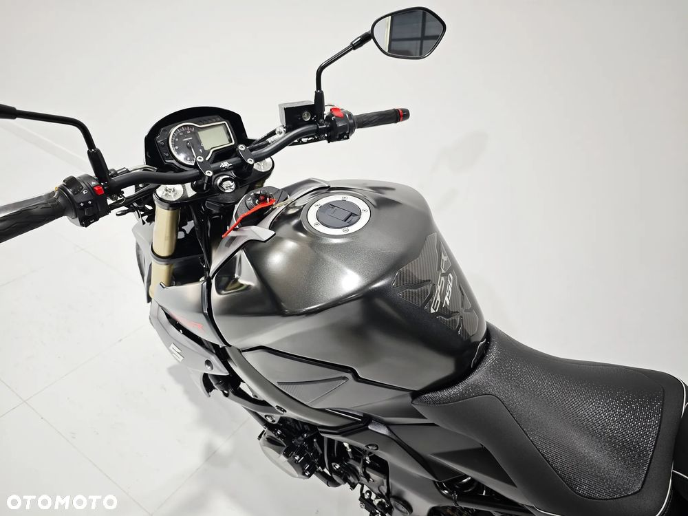 Suzuki GSR - 13