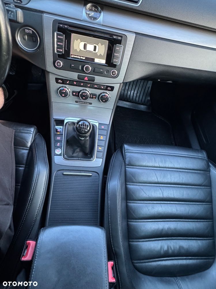 Volkswagen Passat 2.0 TDI Highline R-Style - 16
