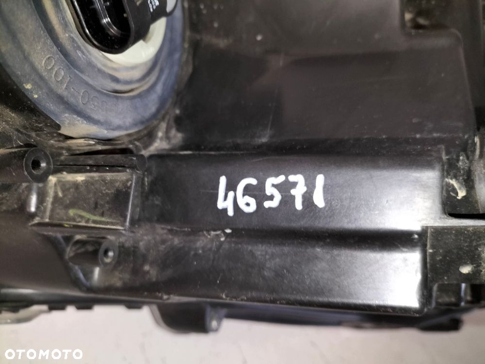lampa przednia reflektor prawa toyota hilux viii lift 20- - 10