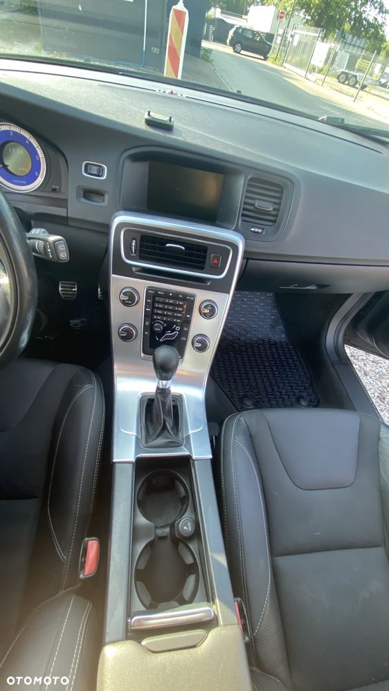 Volvo V60 D2 R-Design - 25