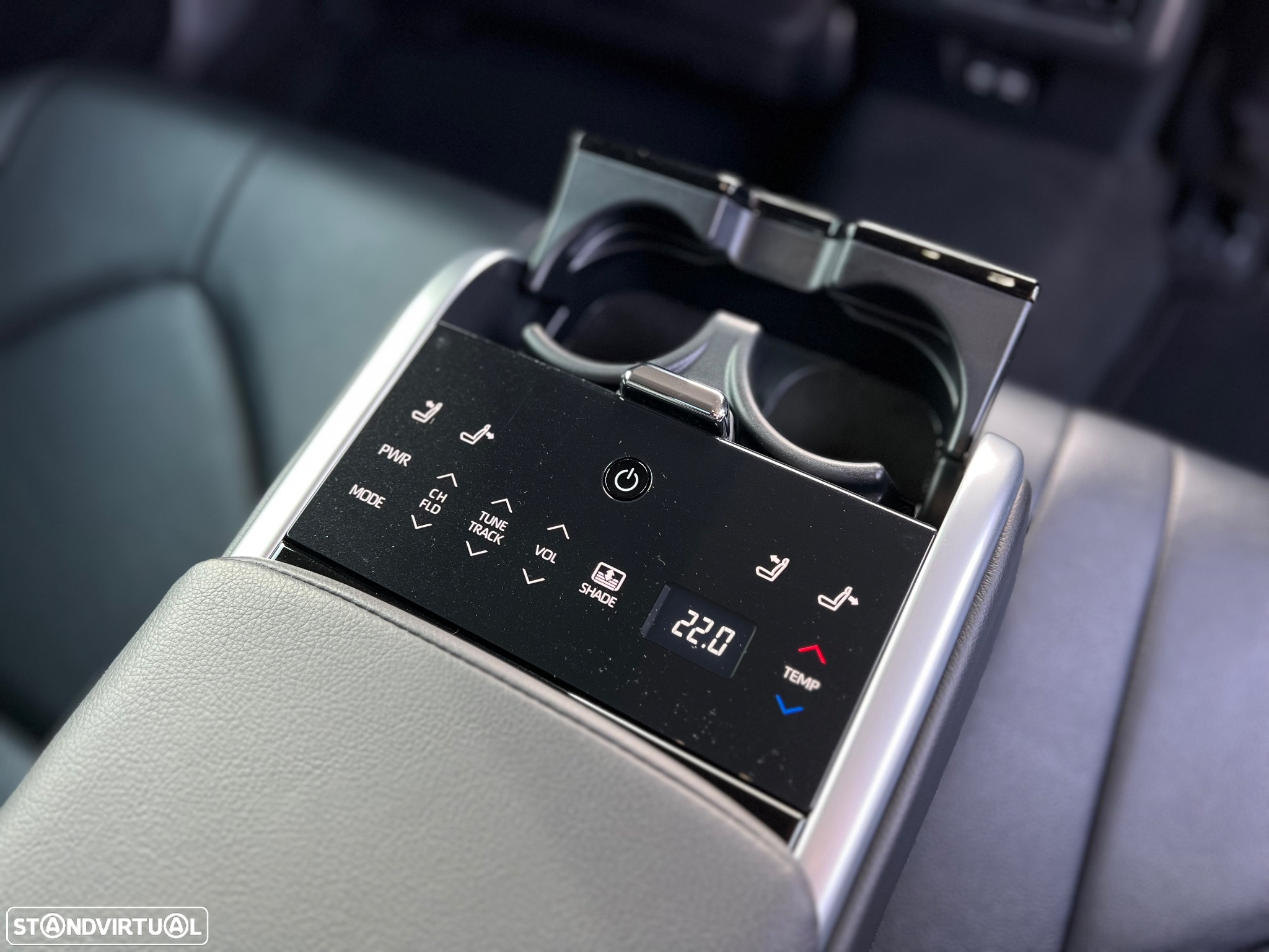 Toyota Camry 2.5 Hybrid Luxury - 28