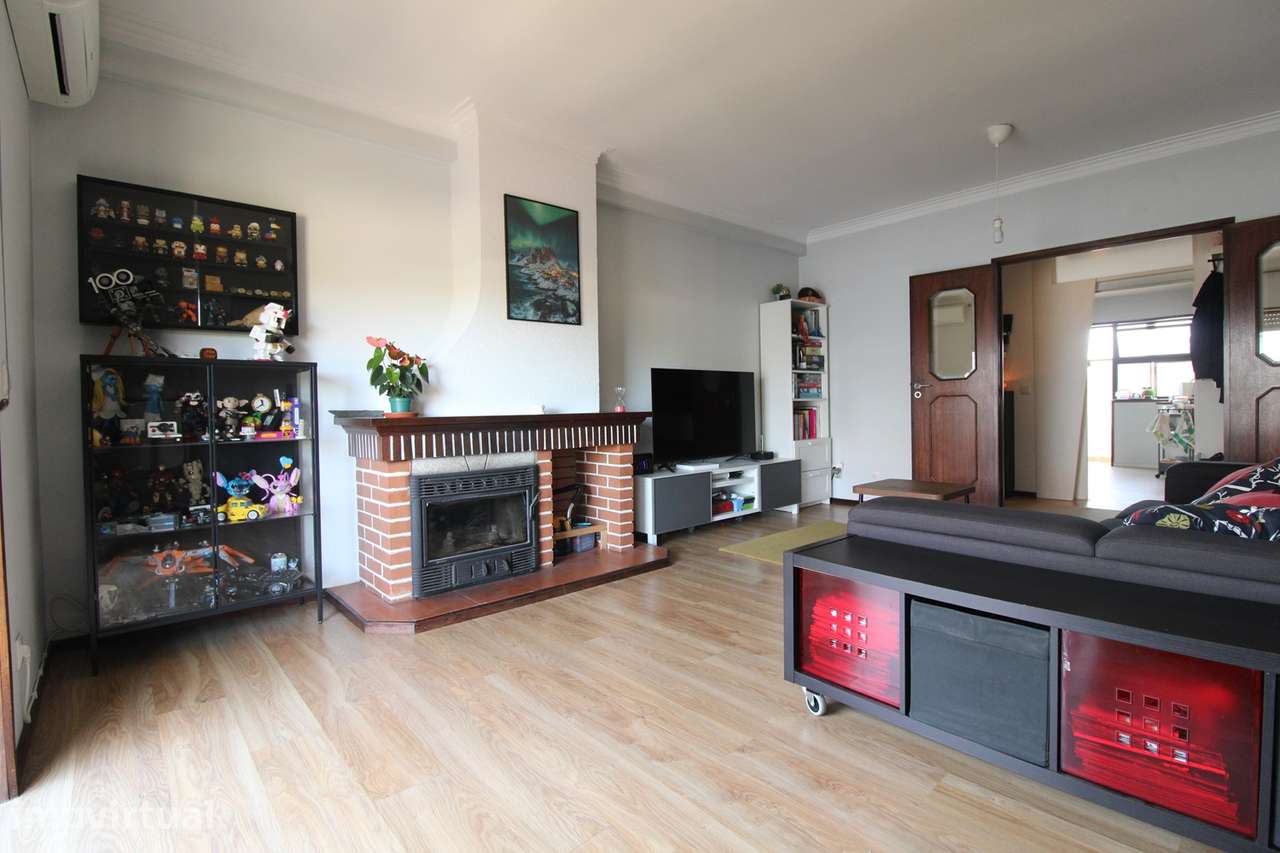 Espaçoso apartamento T3 com 3 frentes no centro de S. M. da Feira - Grande imagem: 4/19