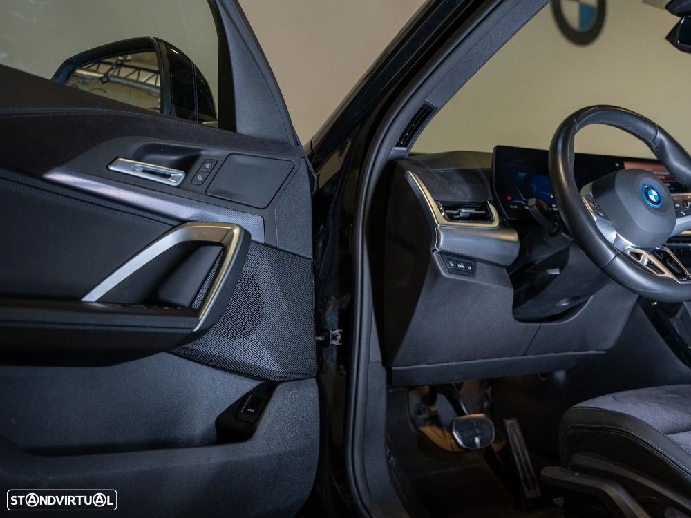 BMW iX2 eDrive20 Pack Desportivo M - 15