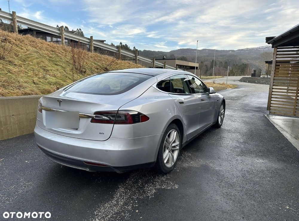 Tesla Model S 85 - 5