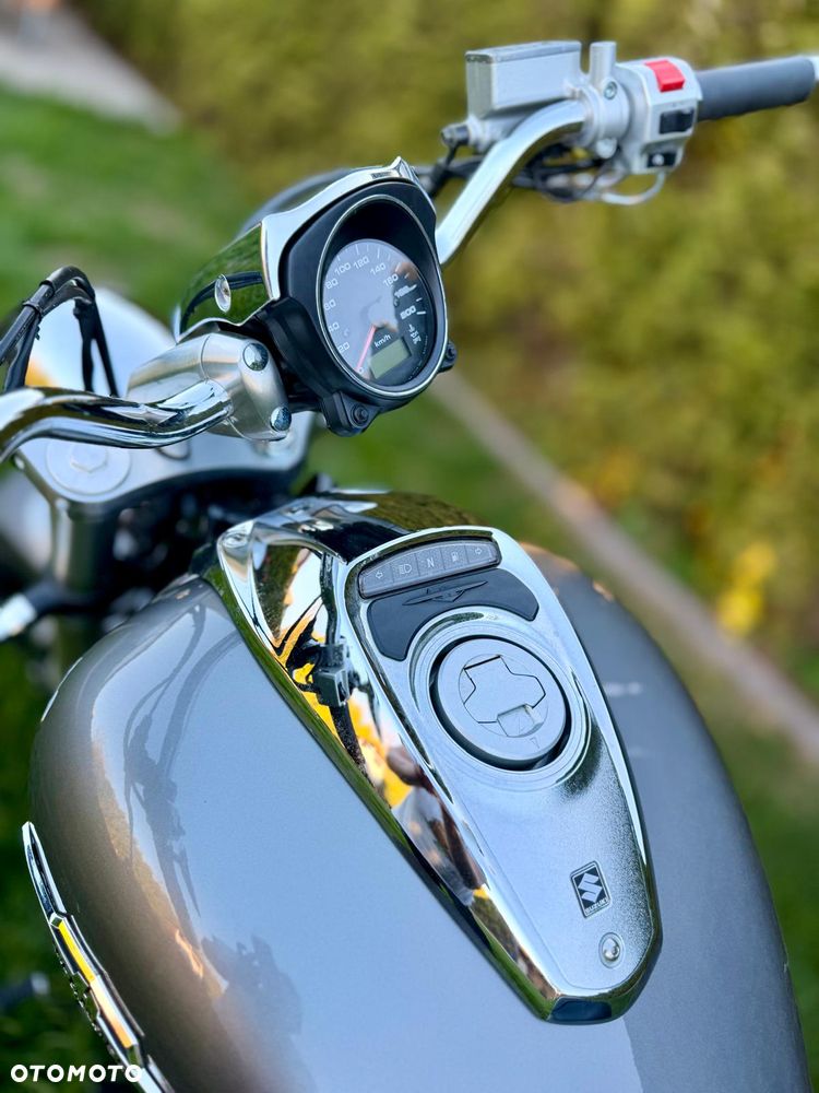 Suzuki Intruder - 16