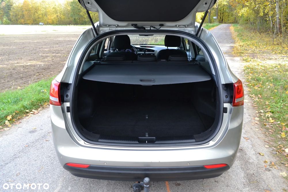 Kia Ceed 1.6 GDI Dream Team Edition - 11