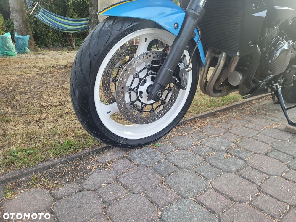 Suzuki GSR - 19