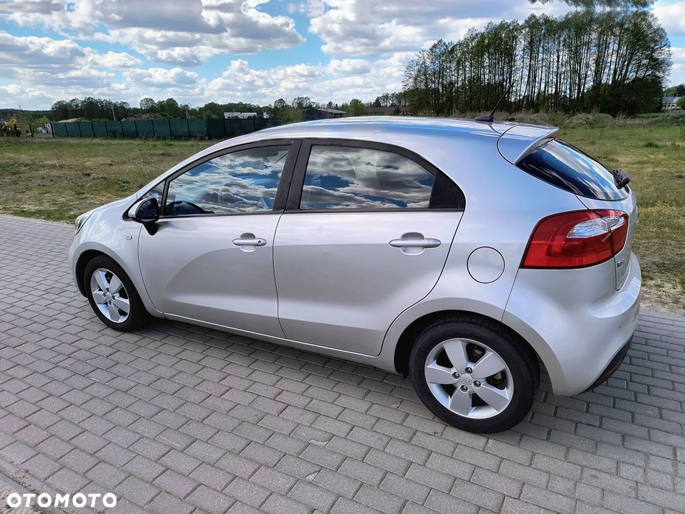 Kia Rio 1.2 L - 6