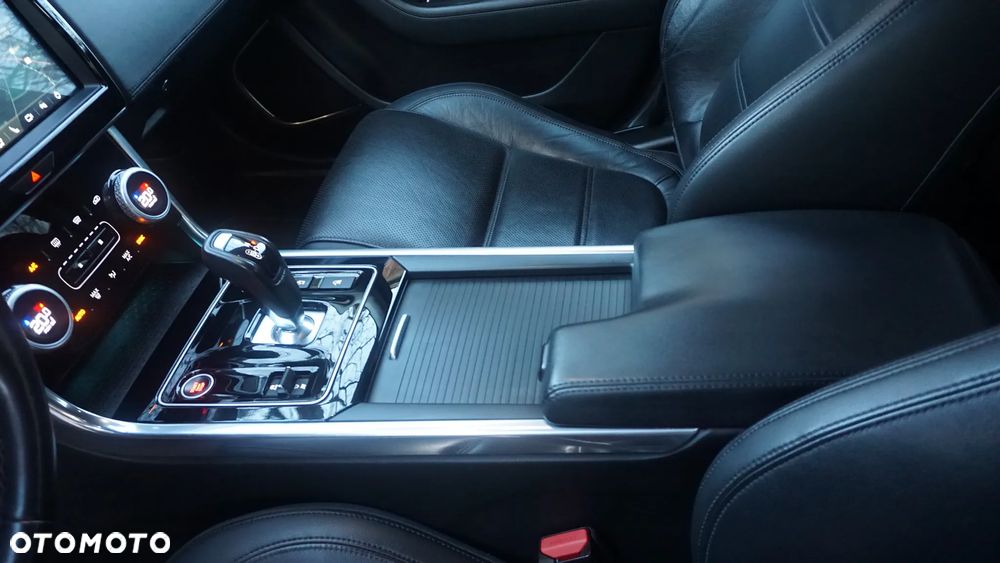 Jaguar XE 2.0 D180 S - 19