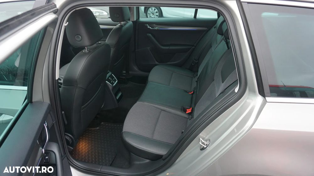 Skoda Octavia Combi 1.6 TDI DSG Premium Edition - 8