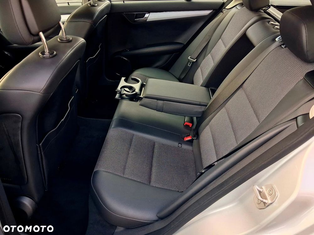 Mercedes-Benz Klasa C 180 CGI Automatik BlueEFFICIENCY Elegance - 33