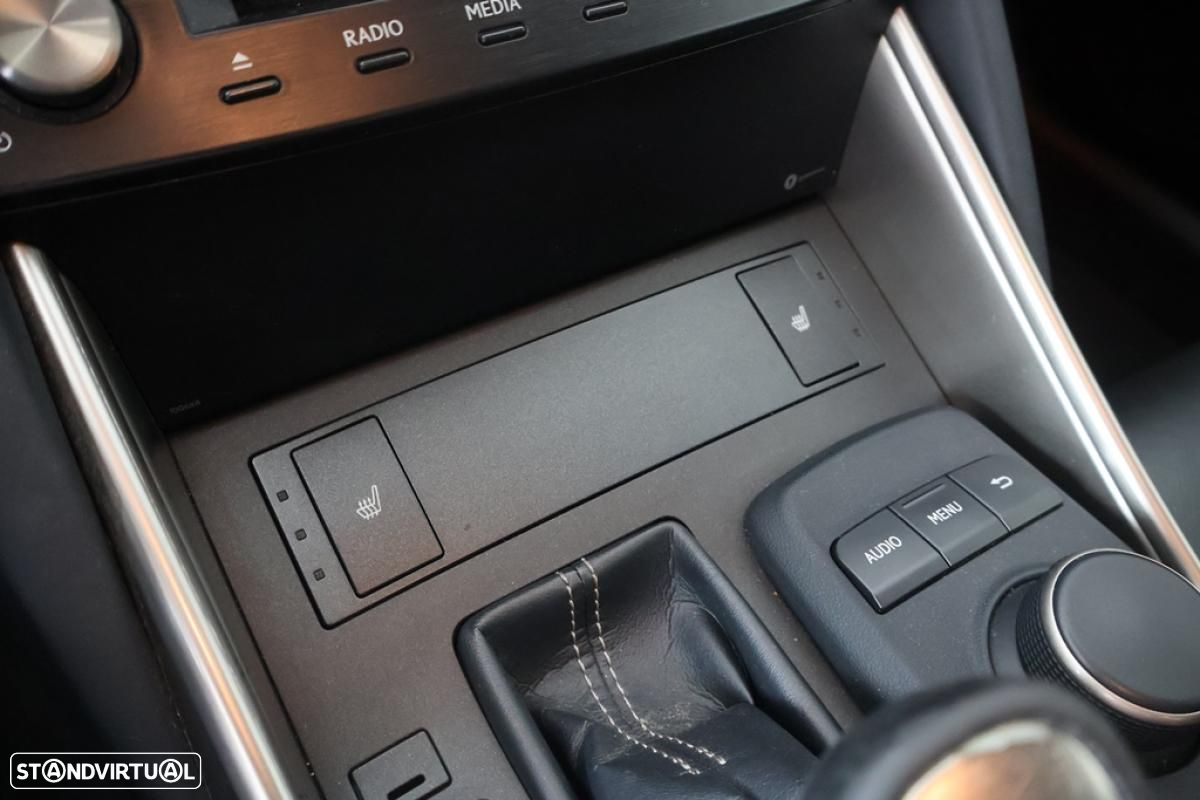 Lexus IS 300H - 37