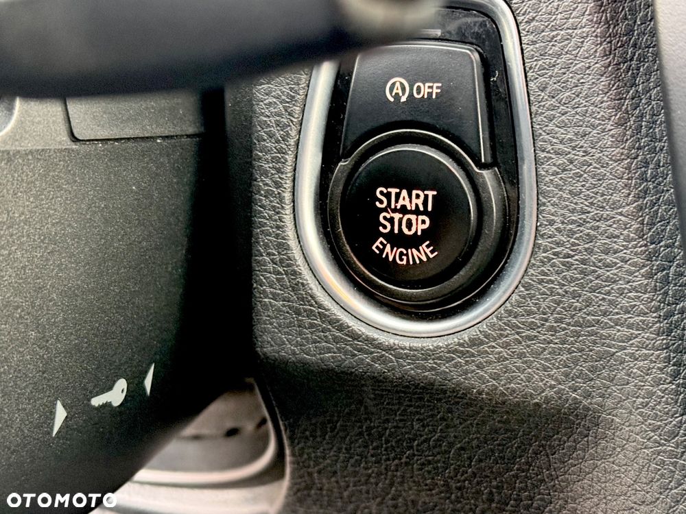 BMW Seria 3 320i Touring - 36