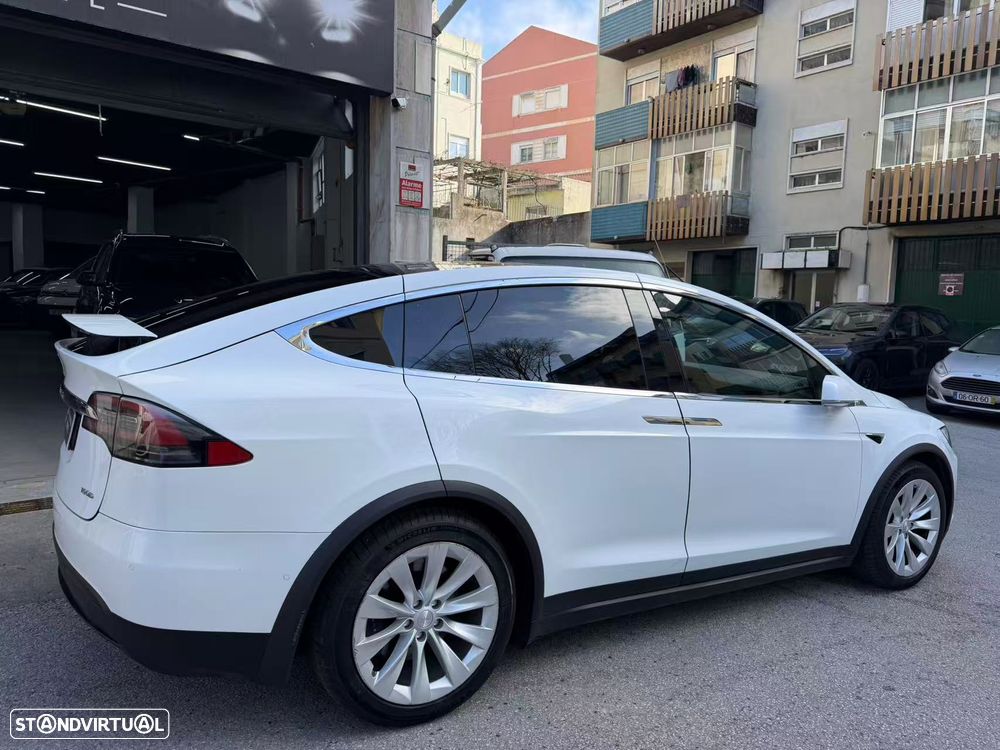 Tesla Model X - 16
