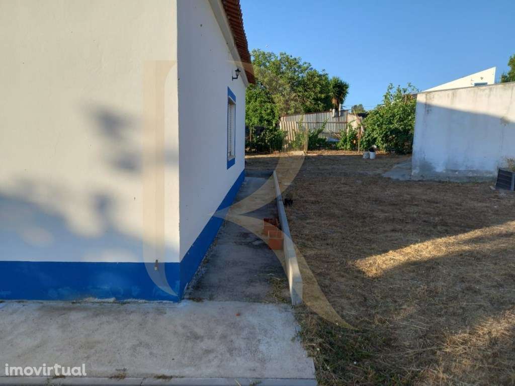 Moradia T3 transformada em T2 com Garagem, inserida num terreno de ... - Grande imagem: 5/33