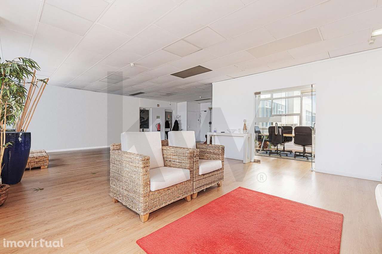 NAVE / ESCRITÓRIO DE AMPLOS E LUMINOSOS 700M2 NA AV. INFANTE D. HENRIQ - Grande imagem: 5/35