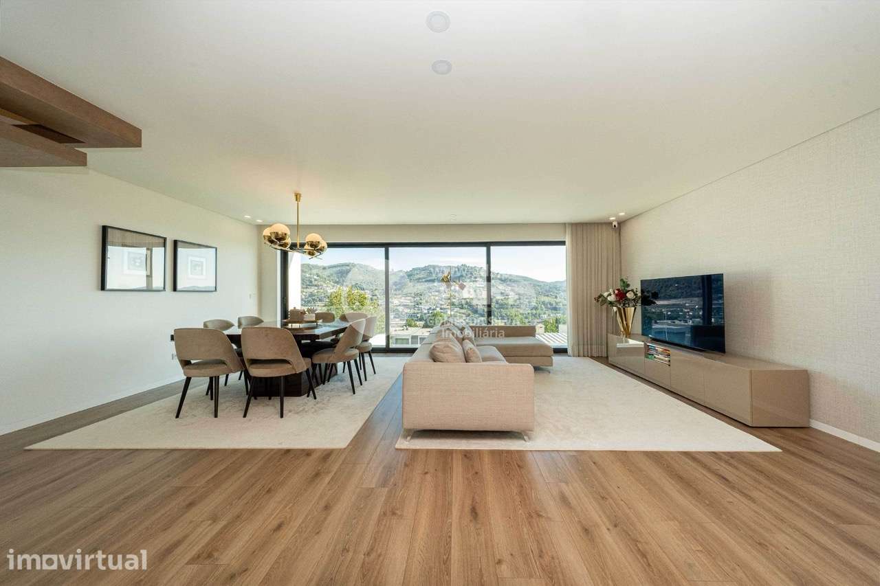 Moradia T3 em banda com piscina aquecida e vistas em Gualtar, Braga - Grande imagem: 2/52