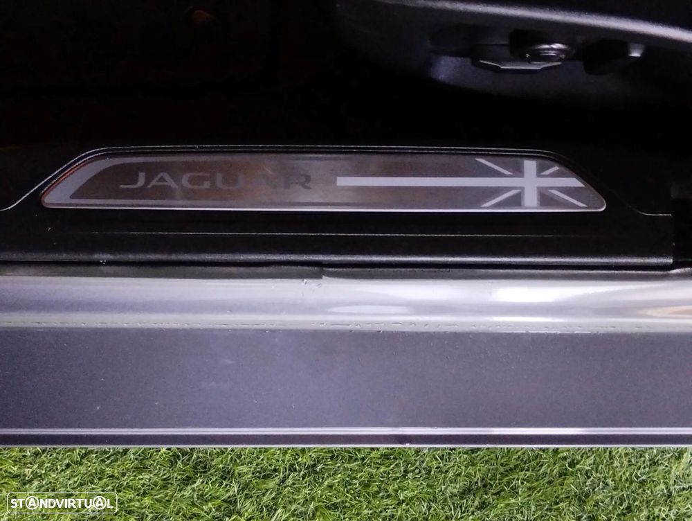 Jaguar XE 2.0 D R-Dynamic SE - 29