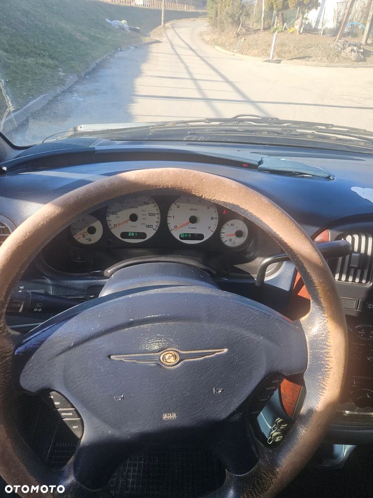 Chrysler Town & Country - 8