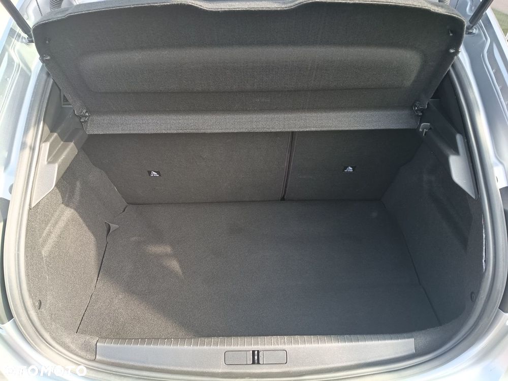 Peugeot 208 - 8