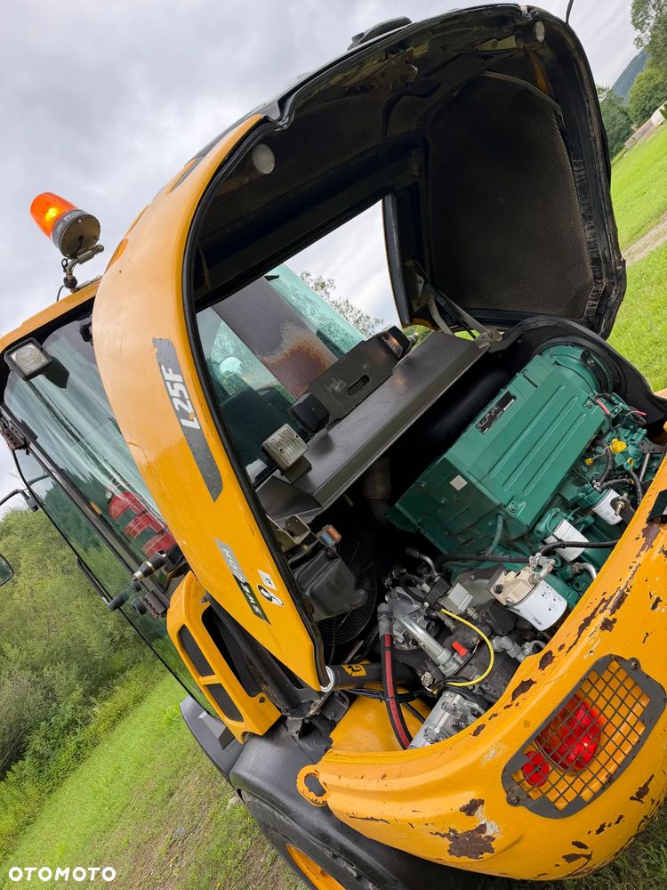 Volvo L25F Ładowarka Kołowa łamana 2015 rok. Jak Nowa! Oryginał łyżka i widły. Mocny silnik 4 cylindry. Zero luzów i wycieków. Aktualne Badania DEKRA BMWT. Wielka Okazja. Maszyna jak nowa z Salonu. 2600 mtg. Pochodzi z Norweskiego urzędu gminy. Dodatkowe linie Hydrauliczne. Szybka wolna Jazda Rewers Hydrostatic. Wersja Norwesk Mocne doświetlenie dodatkowe grzanie. kabina Ogrzewana wentylowana! Zmiana Osprzętu Hydrauliczna! pełne sterowanie z dżojstika! Opony jak Nowe. Podzespoły pomy suche, czytelne tabliczki! OKAZJA - 5