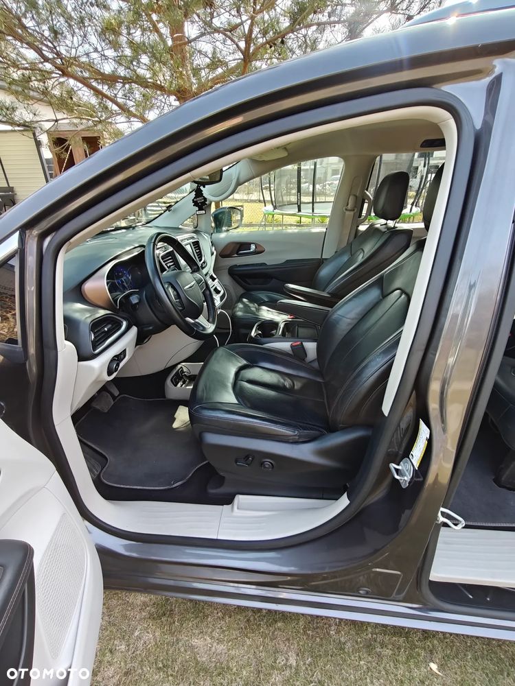 Chrysler Pacifica - 5