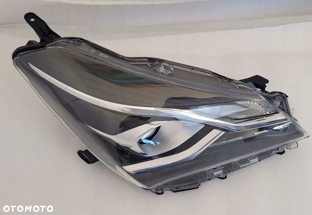 LAMPA PRAWA PRZEDNIA PRZÓD TOYOTA YARIS III LIFT ZWYKŁA 2017- - 3