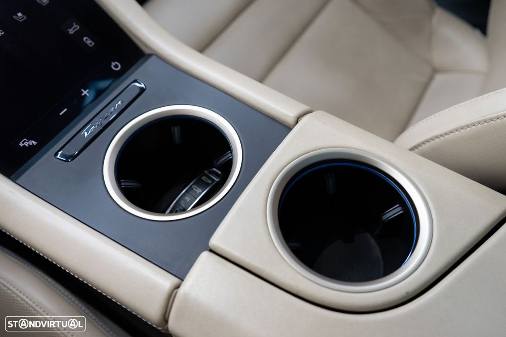 Porsche Taycan Turbo - 35