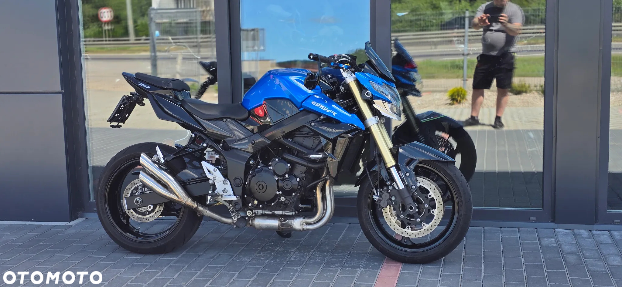 Suzuki GSR - 3