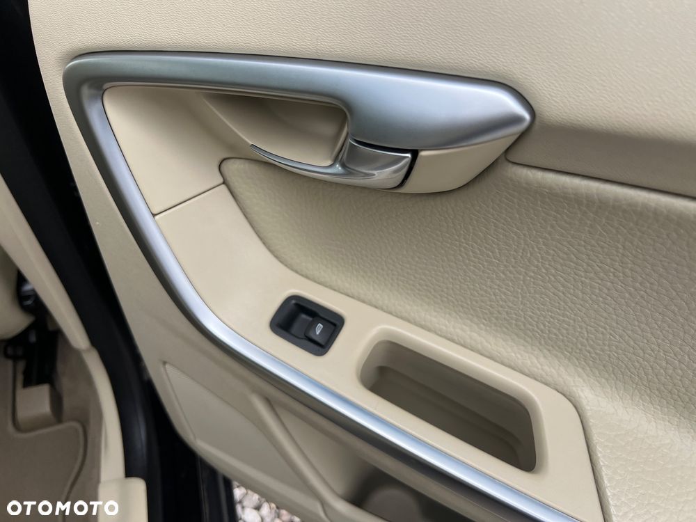 Volvo XC 60 2.4D Momentum - 21