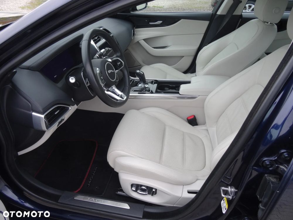 Jaguar XE 2.0 D180 R-Dynamic SE - 15