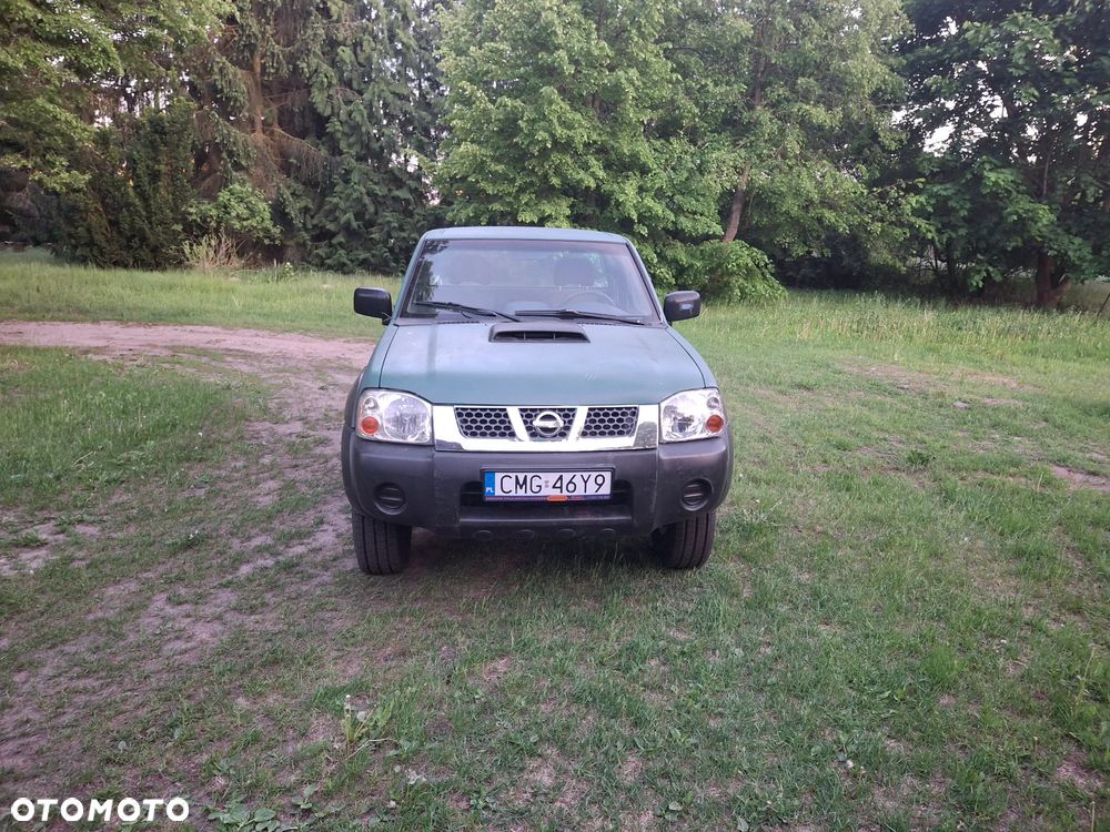 Nissan Pickup - 1