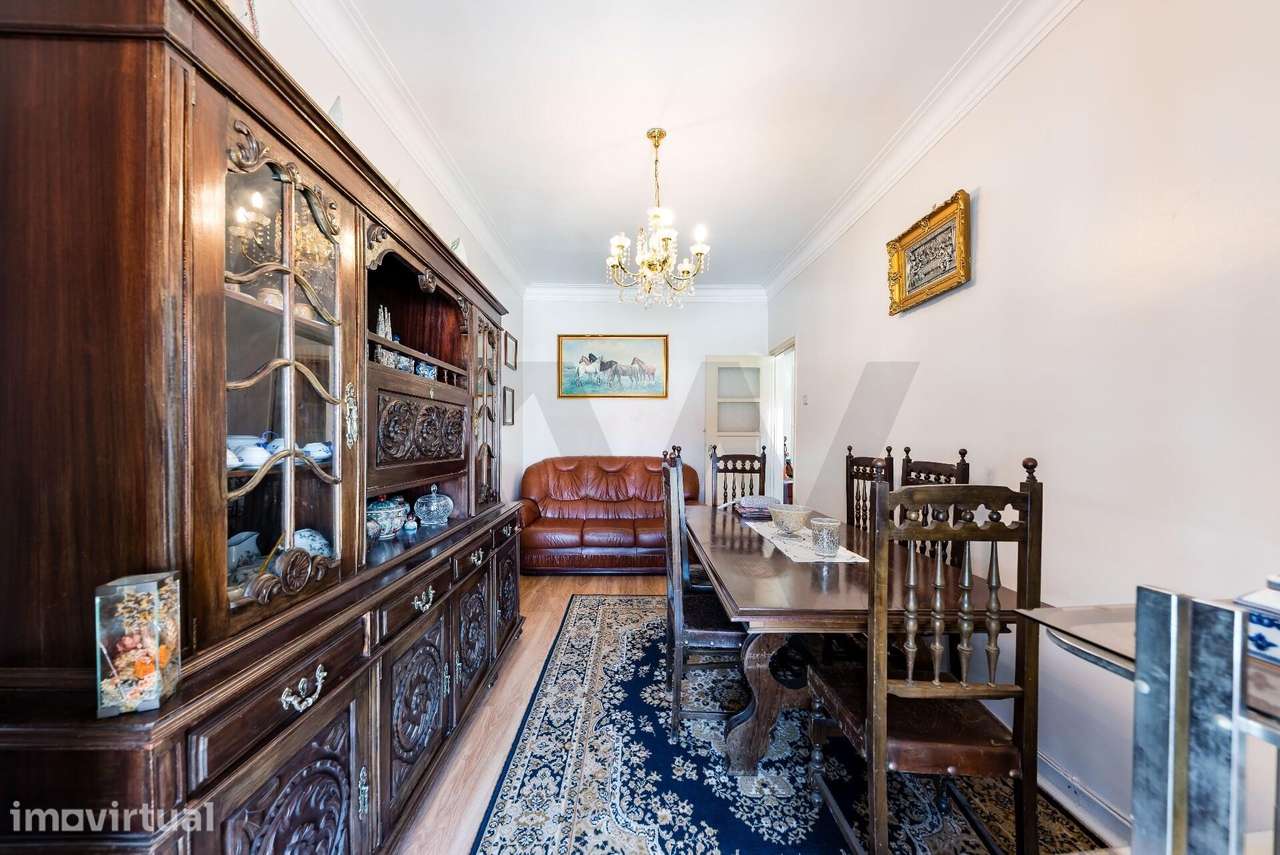 Apartamento T2 com duas frentes e marquise junto à Estação da Amadora - Grande imagem: 3/26