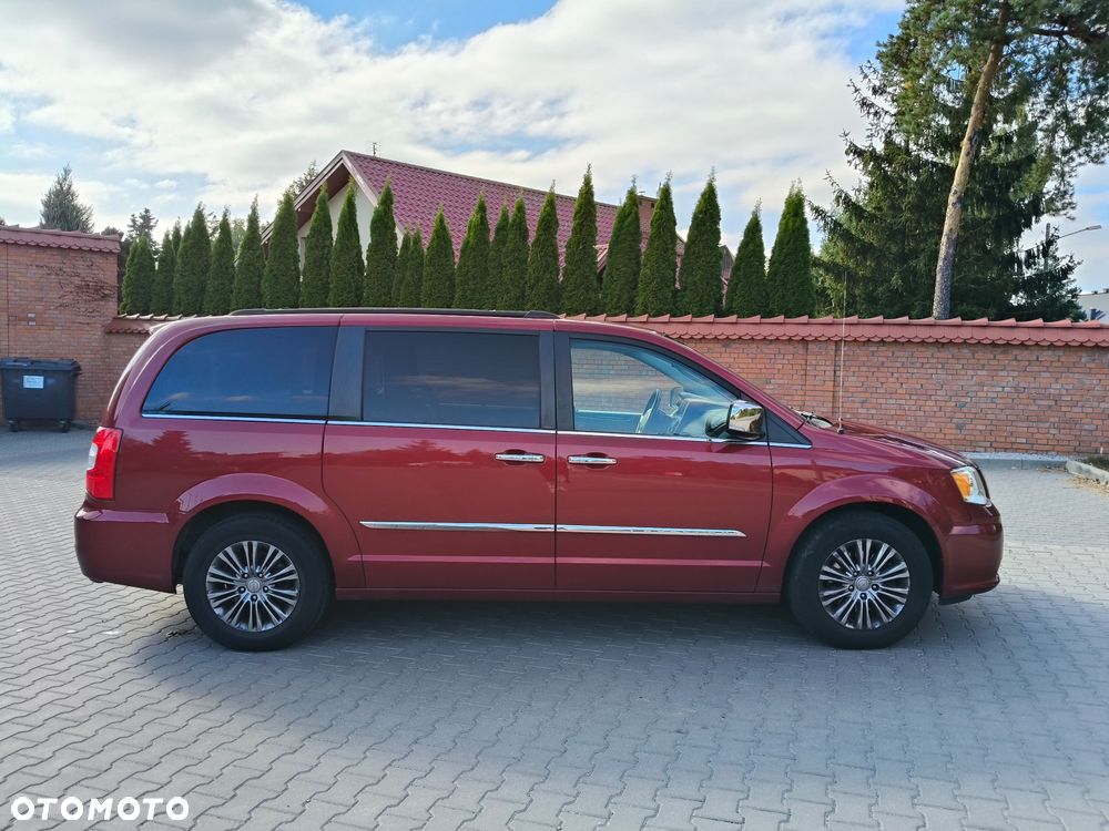 Chrysler Town & Country - 4