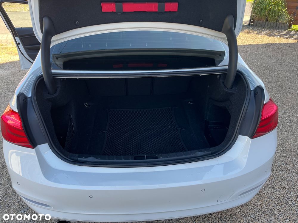 BMW Seria 3 318i - 10