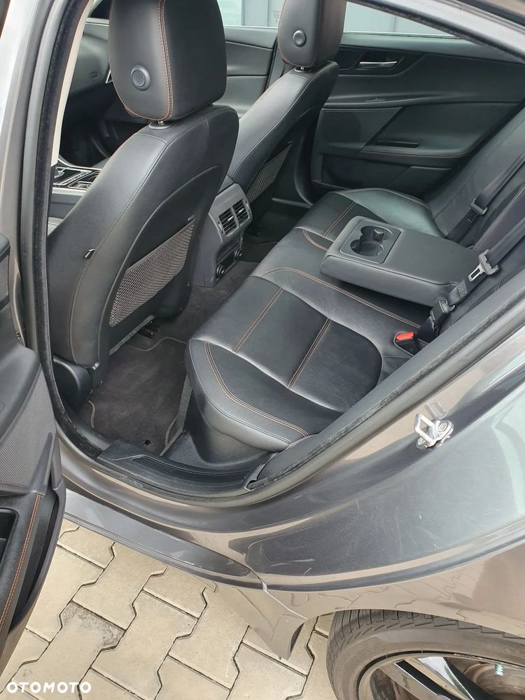 Jaguar XE - 12