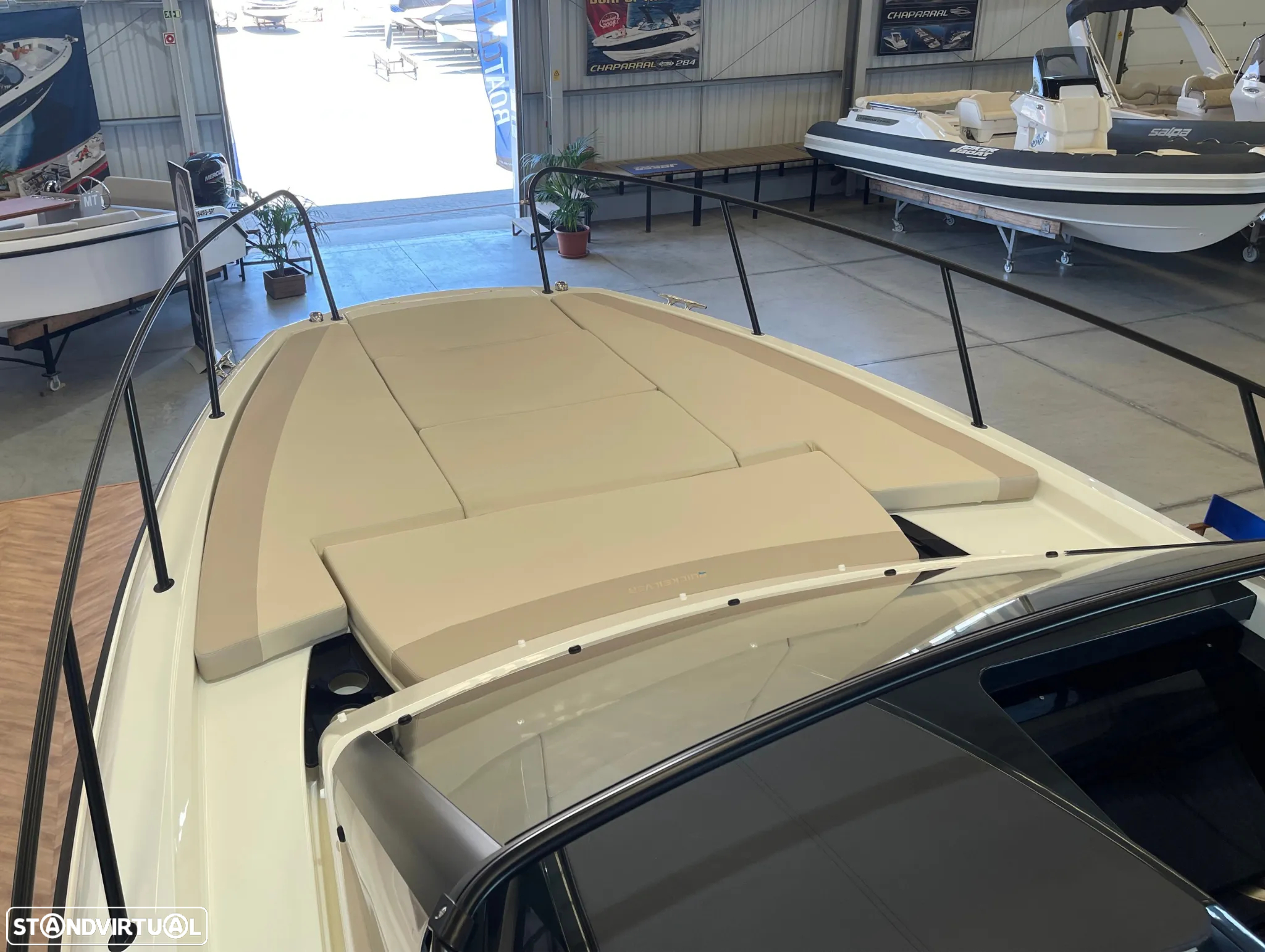 Quicksilver Activ 875 Sundeck - 10