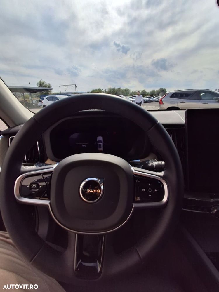 Volvo XC 60 B5 AT AWD MHEV Plus Dark - 11