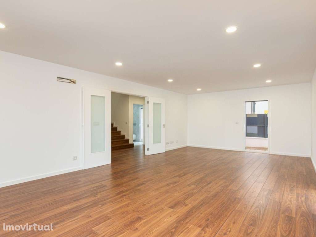 Moradia T3 com jardim inserida na Vila histórica da Areia - Grande imagem: 2/22