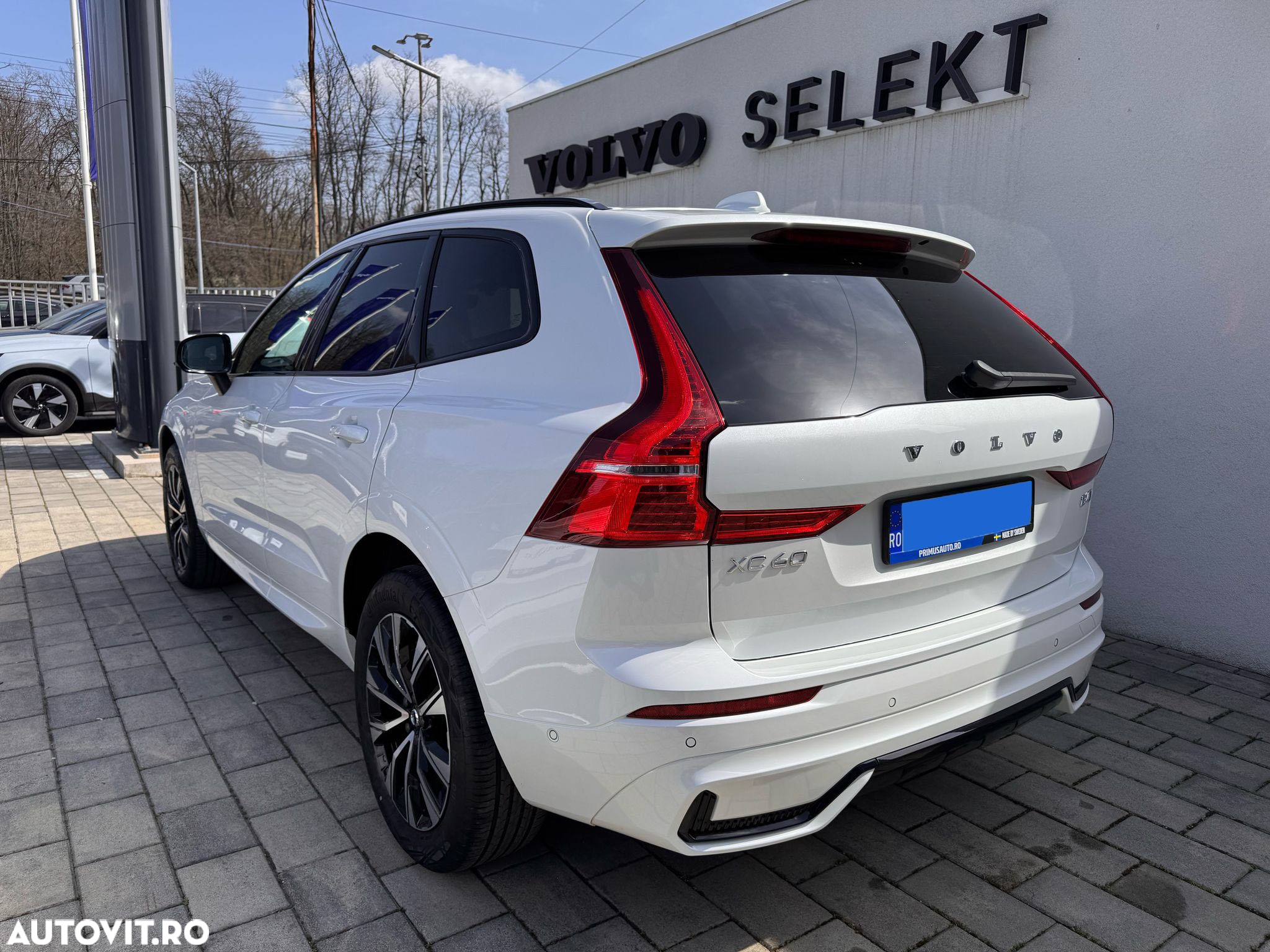 Volvo XC 60 B4 MHEV AT AWD Plus Dark - 5
