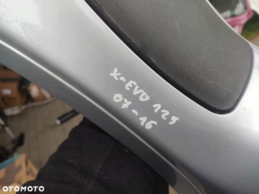 EU TUNEL ŚRODKOWY OSŁONA PIAGGIO X-EVO 125 07- - 4