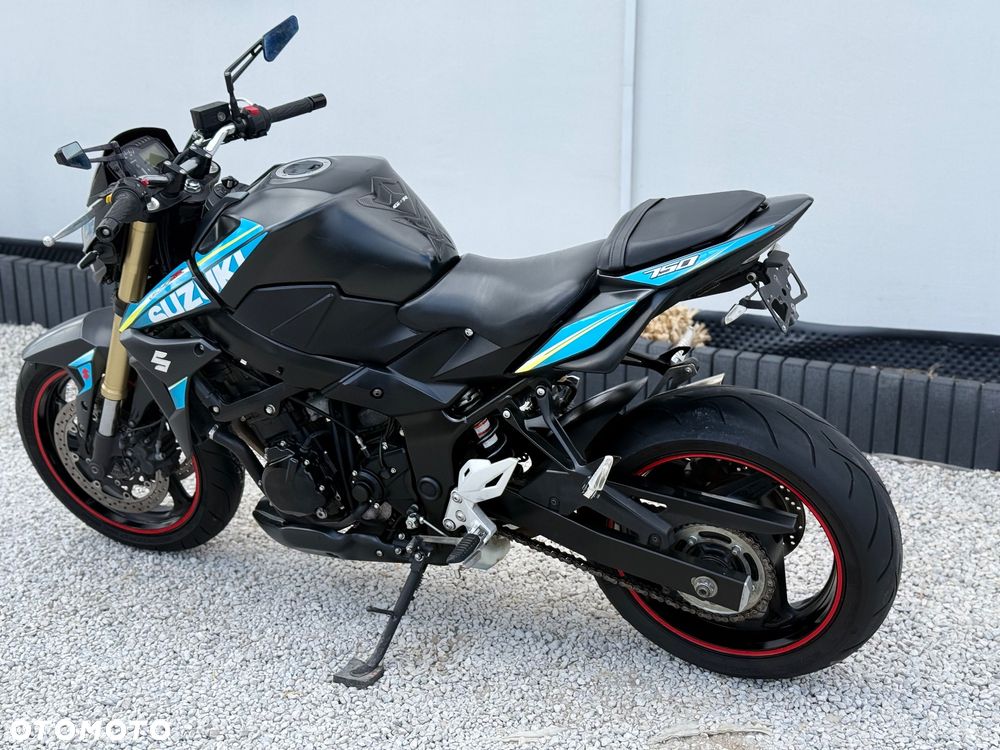 Suzuki GSR - 8